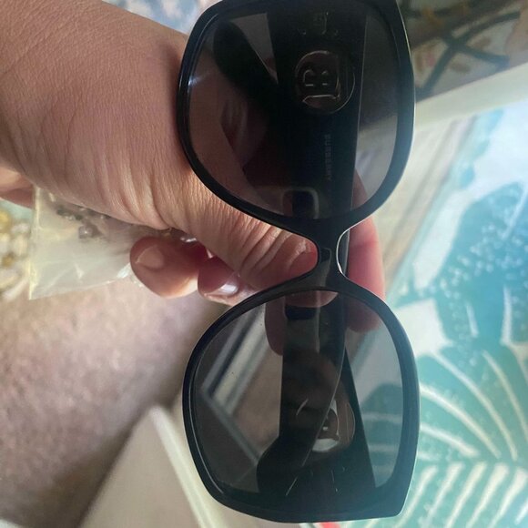 Burberry Sunglasses authentic - Picture 1 of 4